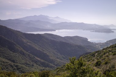 Dağ manzarası Cima del Monte yakınındaki Rio nell Elba Elba, Toskana, İtalya