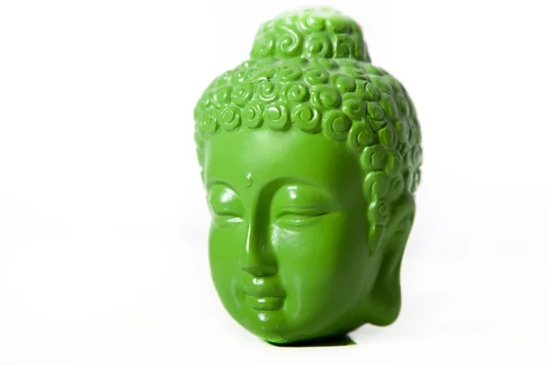 Primer plano de la cabeza de Buda verde sobre fondo blanco — Foto de Stock