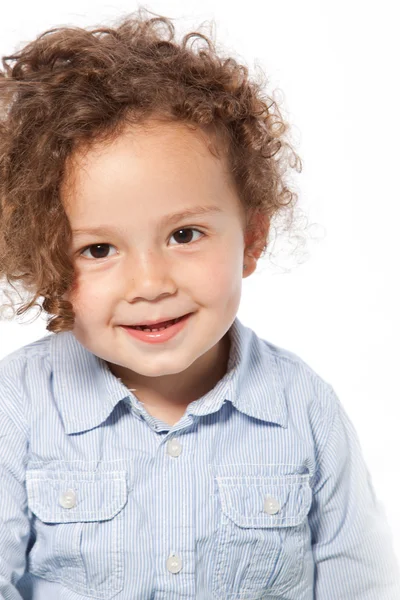 Retrato de niño sonriente con el pelo rizado — Foto de Stock