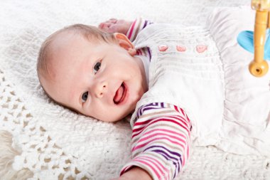 Bebek kız arka kameraya bakarak yalan gülümseyen