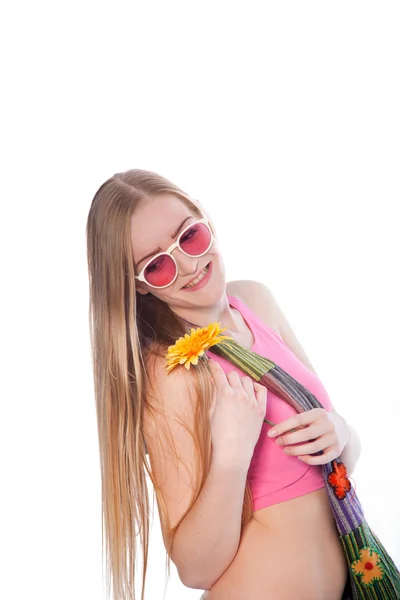 Sexy mujer de pelo largo en traje de moda de playa — Foto de Stock