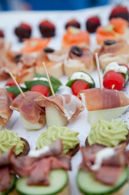 İştah açıcı taze balık et parmak gıda kadar kapatın