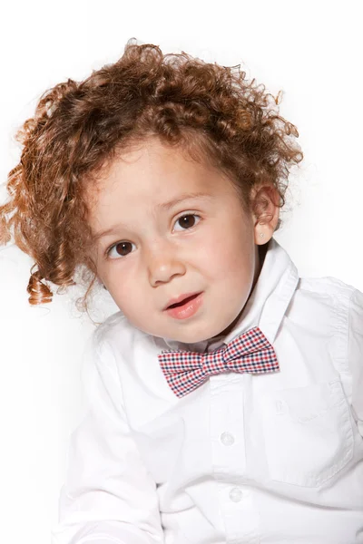 Mignon bébé garçon bouclé en blanc manches longues — Photo