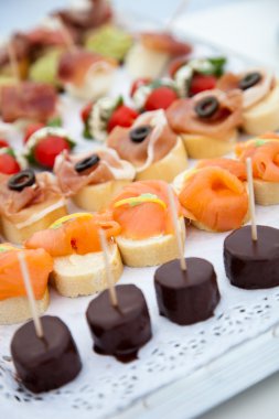 Beyaz tepsi üzerinde çeşitli lezzetli yiyecekler