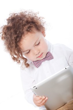 Sevimli kıvırcık çocuk tablet Gadget'ı kullanma