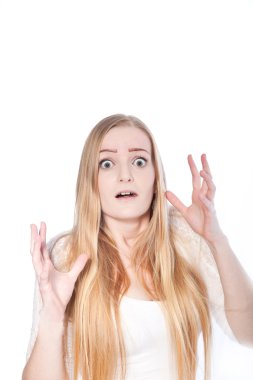 Genç kadın şok yüz ifadesi