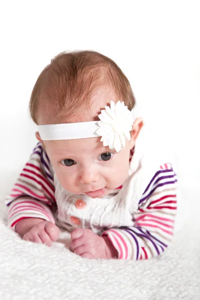 Schattige babymeisje met witte lint op hoofd — Stockfoto