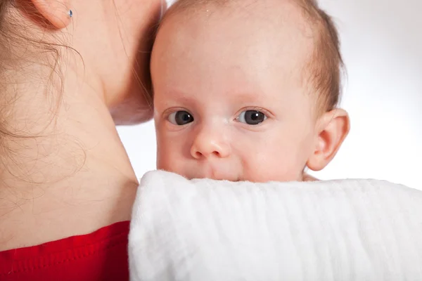 Primer plano adorable bebé llevado por mamá —  Fotos de Stock