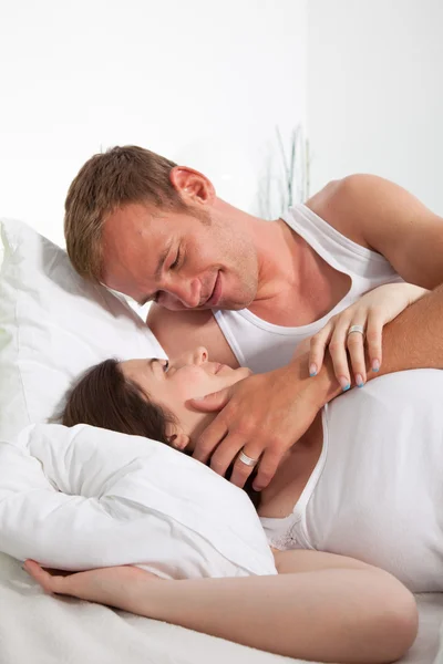 Romantisches mittelalterliches Liebespaar im Bett — Stockfoto