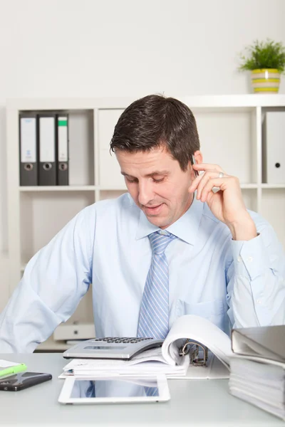 Hombre de negocios atractivo con dispositivo de calculadora —  Fotos de Stock