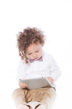 Sevimli kıvırcık çocuk Ipad Tablet ile meşgul