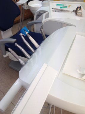 Dişçi ofisinde diş aletleri kapatın