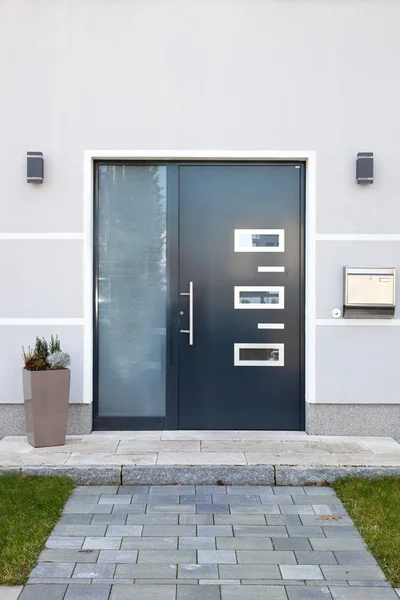 Tür zu modernem Eigenheim — Stockfoto