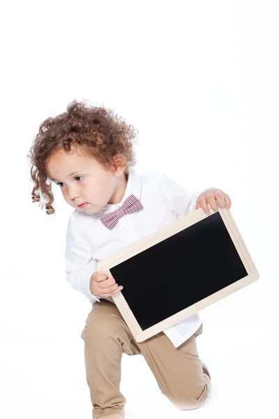 Jonge jongen bedrijf leeg leisteen schoolbord — Stockfoto