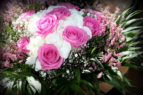 粉红玫瑰和白色新娘花束的特写 — 图库照片