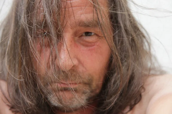 Fechar Velho Homem Branco com Cabelo Enrugado Longo — Fotografia de Stock