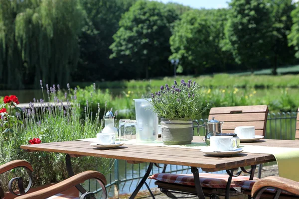 Utomhus bord bredvid sjön Set för morgonkaffe — Stockfoto