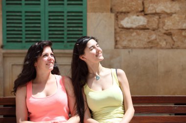 Gülümseyen kadın ararken bir bankta oturmuş