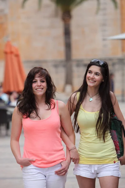 Amigos femininos fechados passeando na rua da cidade — Fotografia de Stock