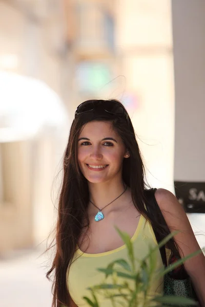Söt leende kvinna i Casual gula skjorta — Stockfoto