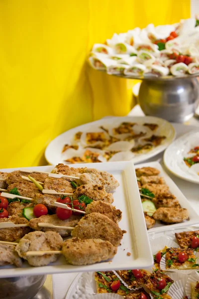 Carne frita con palos en plato en el catering Fotos de stock libres de derechos