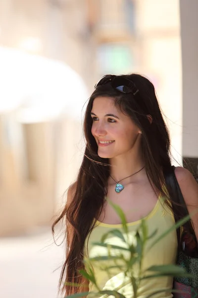 Pretty Girl in Trendy Attire Looking at Left Frame — Stock Photo, Image