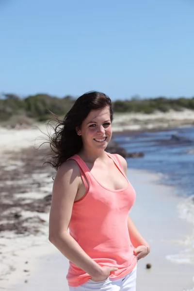 Glückliche Frau im Sommer-Outfit am Strand — Stockfoto