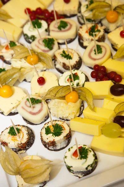 Variedad de Aperitivos en Bandeja de Queso — Foto de Stock