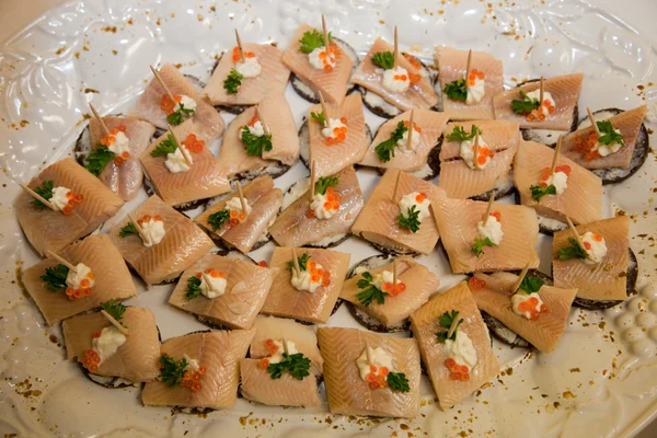 Fatias de carne de peixe de salmão defumado com coberturas — Fotografia de Stock