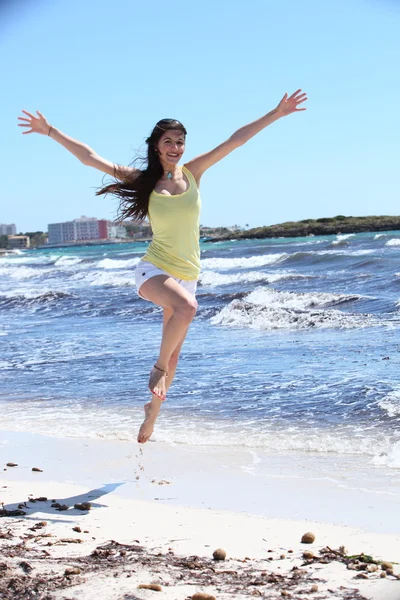 Boldog asszony-Jump lövés a strandon Stock Kép