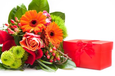 Buket taze çiçekler ve kırmızı hediye kutusu