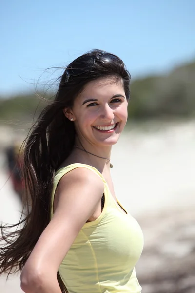 Piuttosto lunghi capelli donna sorridente alla fotocamera — Foto Stock