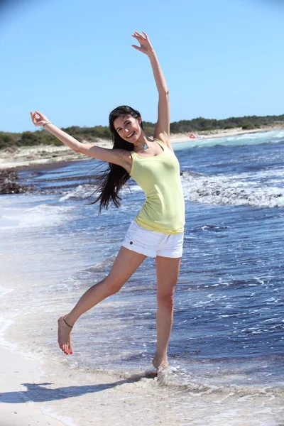 Joven mujer disfrutando en la playa en un día soleado —  Fotos de Stock