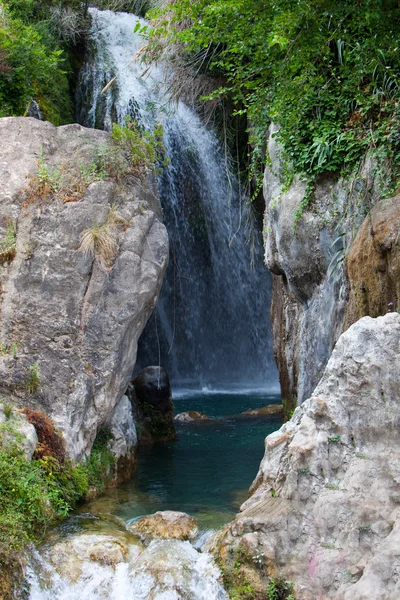 Cascate tranquille dell'acqua con grandi rocce sul lato — Foto Stock
