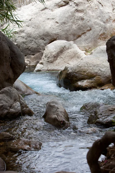 Grote rotsen op rustige rivier met helder Water — Stockfoto