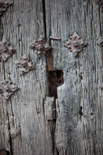 Staré dřevěné dveře s železnou ornamenty — Stock fotografie