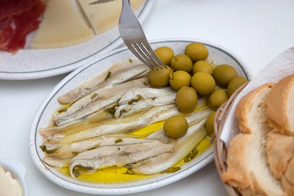 Carne fresca de pescado en plato blanco con aceitunas — Foto de Stock