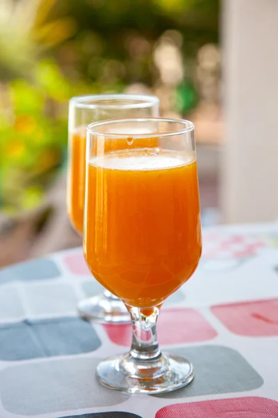 Окуляри здорового апельсинового соку на стіл — стокове фото