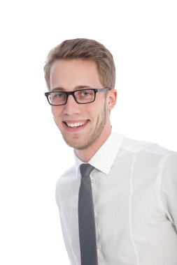 Beyaz gömlek giymiş neşeli genç adam