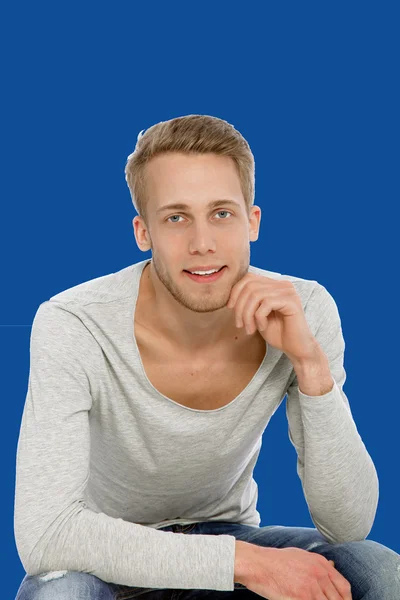 Retrato de jovem sentado — Fotografia de Stock