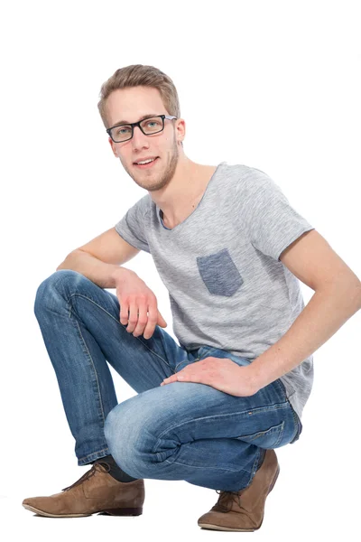 Современный и стильный молодой человек в джинсах и футболке — стоковое фото