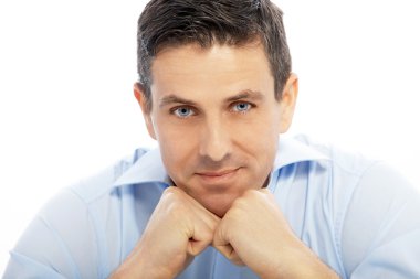 Yakışıklı işadamı eğilerek yumruklarını üzerinde yukarı kapatın