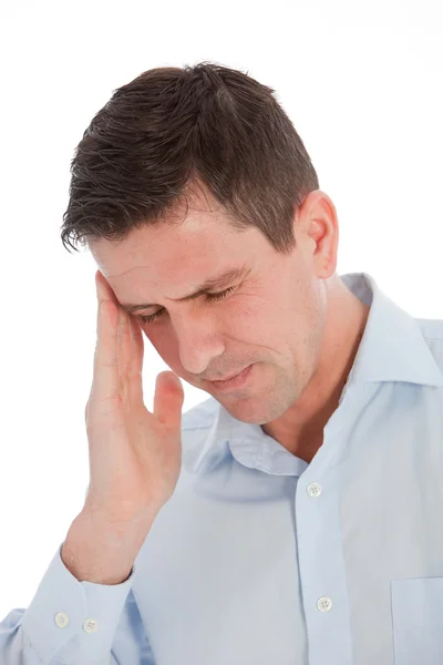 Close-up van jonge zakenman lijden van hoofdpijn — Stockfoto