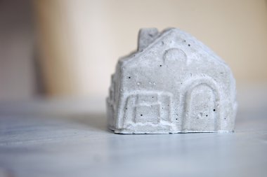 Beyaz bir arka plan üzerinde izole bir minyatür ev.