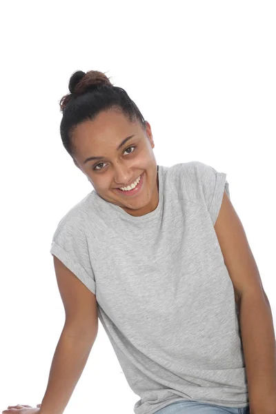 Šťastná mladá žena v šedé tričko, opřený o podlahu — Stock fotografie