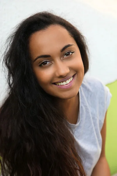 Uśmiechający się ładny Asian indyjski kobieta z długimi włosami — Zdjęcie stockowe