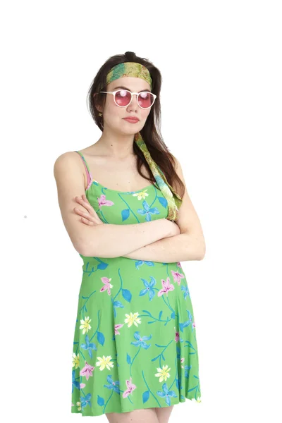 Femme à la mode verte florale croisant les bras — Photo