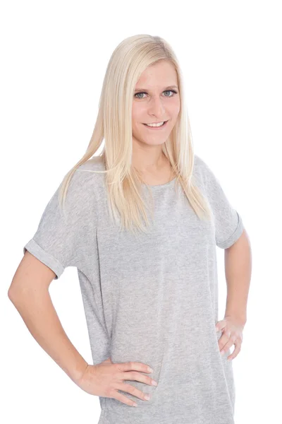 Blond kvinna i Studio med händerna på höfterna — Stockfoto