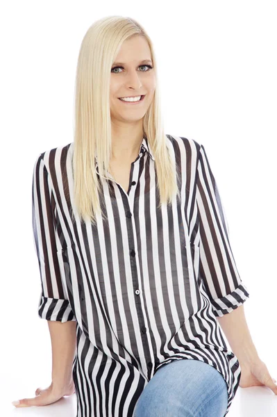 Femme blonde souriante portant une chemise rayée — Photo