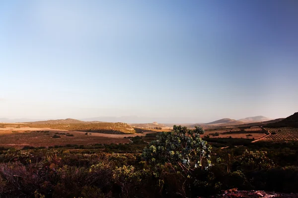 Vista panorámica del valle de la montaña al atardecer Imágenes de stock libres de derechos